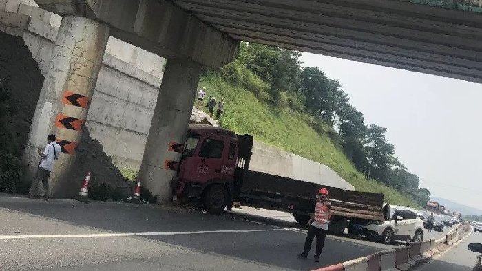 铁跨公立交桥涵及限高防护架碰撞报警，解决超高车辆碰撞铁路难题