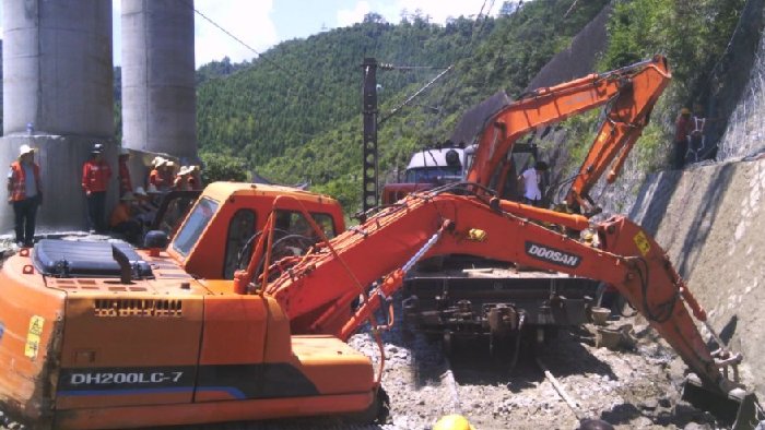 铁路临近营业线施工，大型机械防侵限报警系统，功能原理是这样！