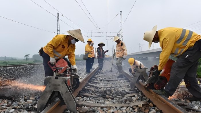 铁路工人临时上道施工，需要列车接近报警系统，避免冲撞事故发生