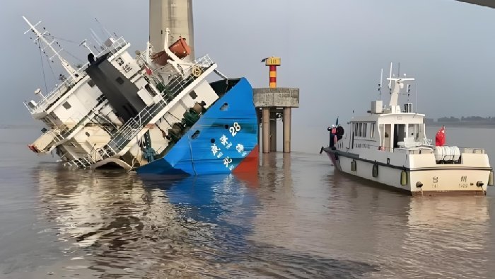 航运安全超高探测系统，采用激光探测技术，避免超高货船碰撞事故