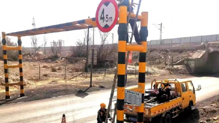 铁跨公立交桥涵安全新防线：碰撞报警模块，守护每一刻的安宁