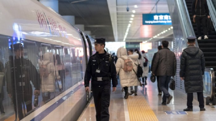 站台乘客安全意识淡薄，采用地埋式电子围栏，避免越线安全事故！