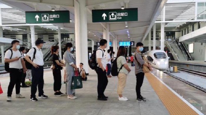 铁路站台防止乘客越线，采用激光+雷达报警技术，避免意外发生！