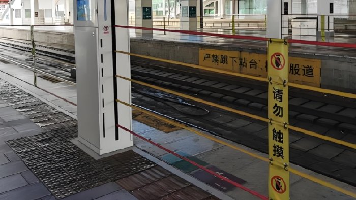 守护铁路安全，打造站台新防线，站台越线防护升降围栏系统！