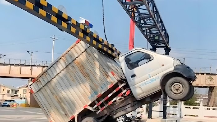 铁跨公桥涵及限高架碰撞报警系统中，激光超高雷达起到什么作用？