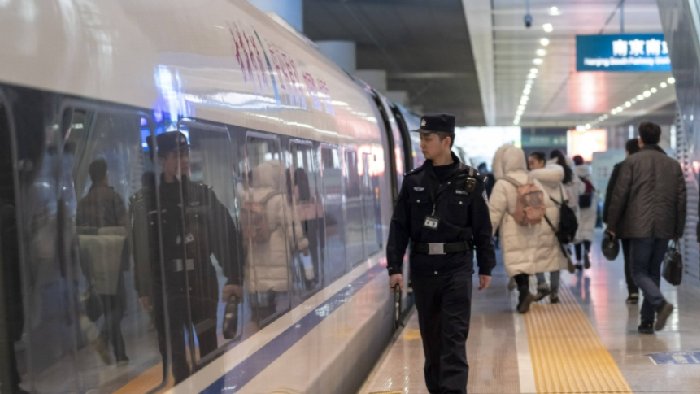 乘客越过铁路站台的安全黄线，会有什么危险？可采用激光雷达防护