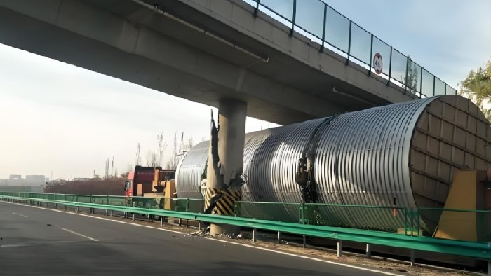 铁跨公限高架碰撞报警系统中，超高平面激光雷达发挥什么作用？