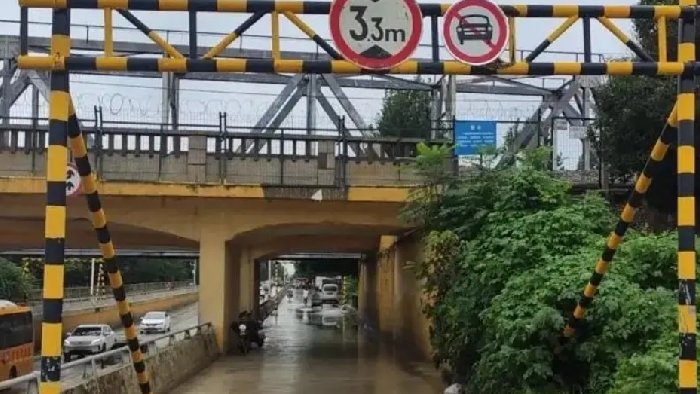 铁跨公立交桥涵作为交通枢纽，限高防护架碰撞报警，避免重大事故