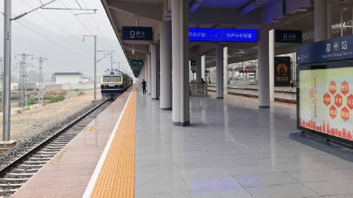 铁路站台候车人群越过安全黄线，易发生危险，安防专家：有办法！
