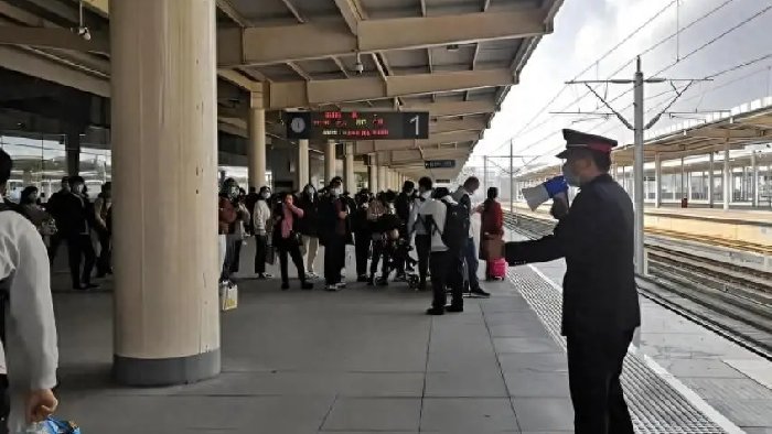 为了铁路站台更加安全，火车站开始应用黑科技，升降围栏有保障！