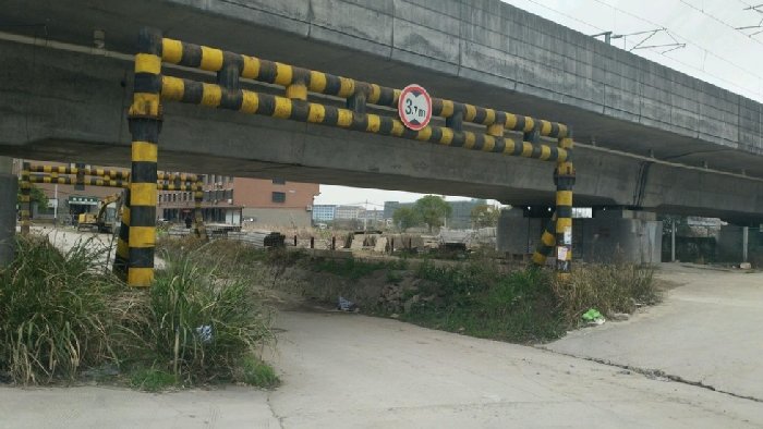 铁跨公立交桥涵碰撞预警激光雷达，超前预警，守护安全每一刻！