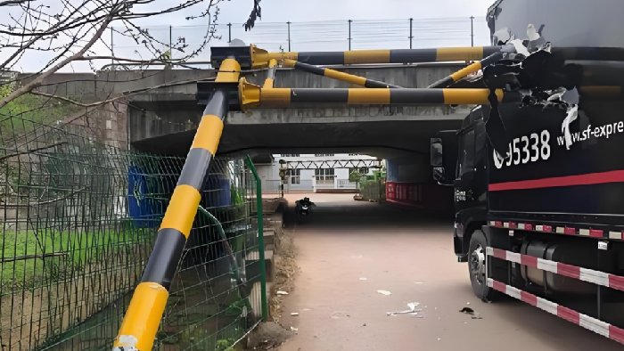守护轨道交通安全，铁跨公立交桥涵碰撞报警系统，避免超高碰撞！