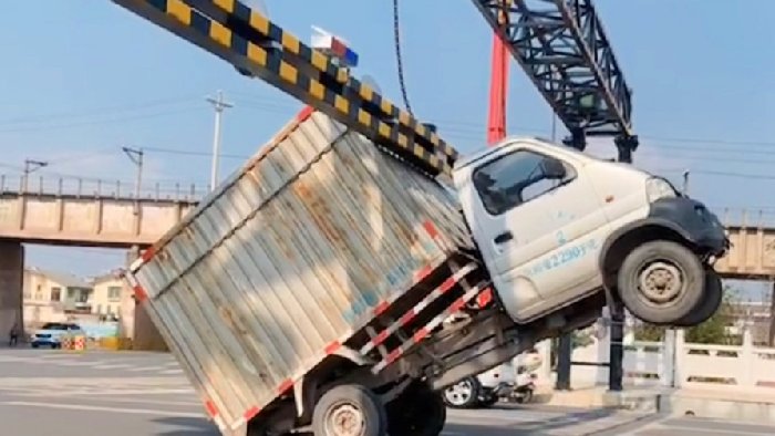上海一货车撞坏限高杆进入北横通道，致严重拥堵，建议这样防范！