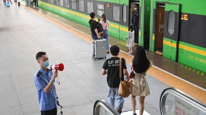 列车进站乘务员拉回越线旅客，站台越线危险，建议采用越线报警！