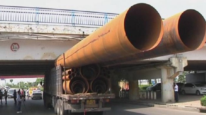 超高货车卡在铁路桥下，建议布设平面激光雷达，对超高车辆劝阻！