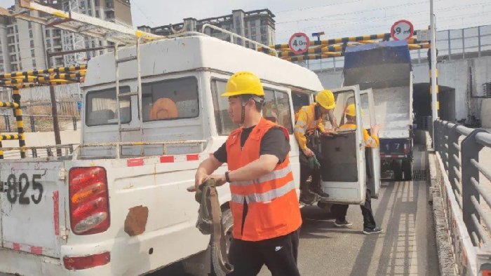 淄博开展超高撞击铁路桥涵演习，针对超高事故，安装碰撞报警系统