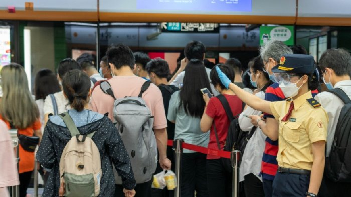 上海地铁护航学生通勤，加强站台监护作业，避免夹人伤人事故！