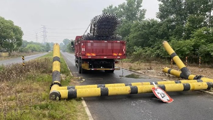 预防超高货车碰撞交通设施，可布设激光超高雷达探测器，及时报警