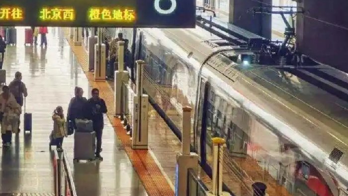 铁路站台升降式护栏，乘客等车时升起，避免越线或侵入轨道线路！