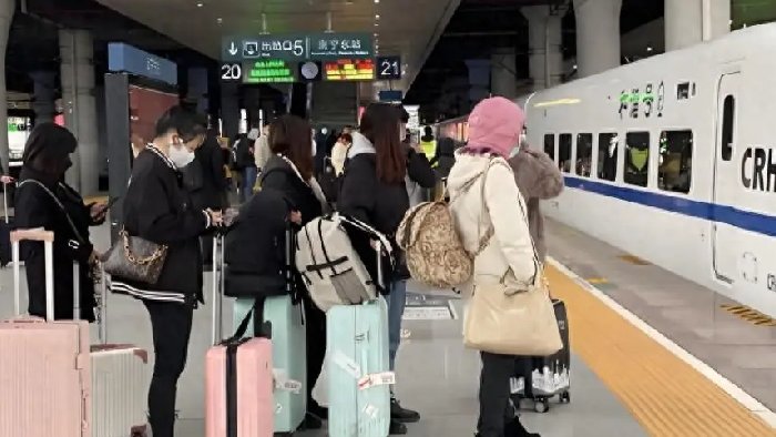 站台越线防护引导系统，安全警告的同时，还可以引导乘客寻找车厢