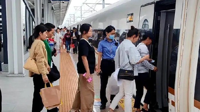 乘客越过安全黄线易发生危险，采用越线防护系统，保障铁路安全！