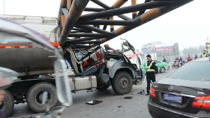 超高车辆碰撞预报警系统，防止碰撞高架桥及隧道 ，保障交通畅通!