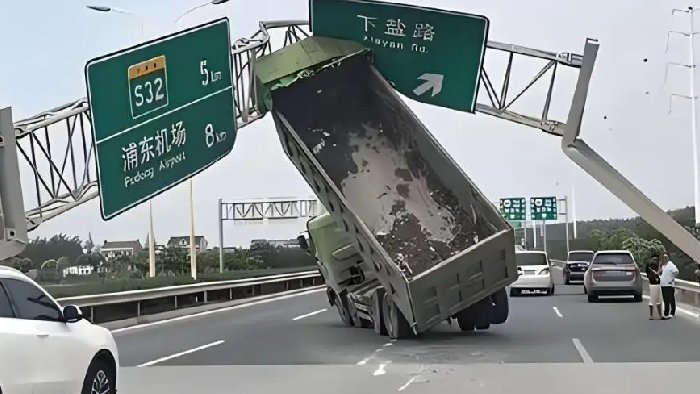 铁跨公立交桥涵及限高防护架，碰撞报警超高预警模块，保障安全！