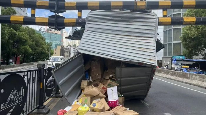 应对超高货车碰撞限高设施，及时预防报警是关键，避免事故发生！
