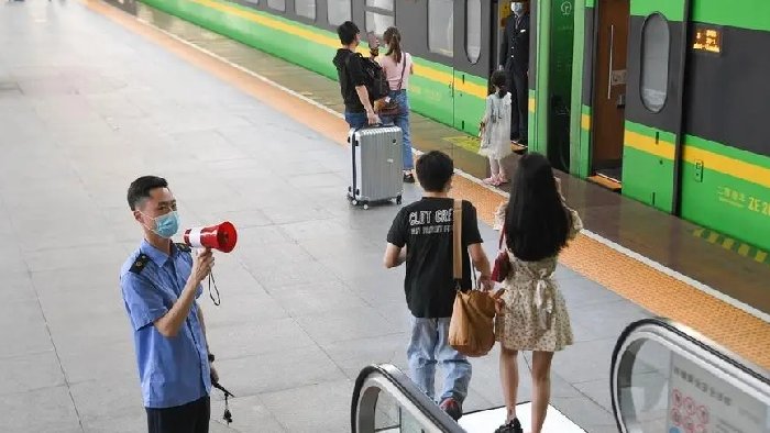 铁路站台乘客候车，越线防护升降围栏系统：守护安全的智慧防线！