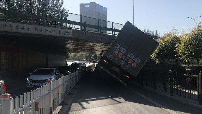守护交通安全的科技：城市立交与高速公路，超高车辆碰撞预警系统