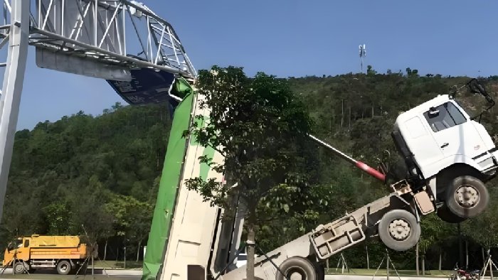 超高车辆碰撞铁路桥梁：安全隐患亟需解决，碰撞报警系统更靠谱！