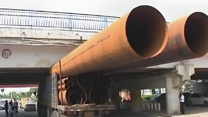 超高货车碰撞铁路桥，易造成货车出轨事故，采用预警雷达可避免！