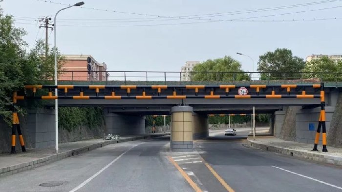 防范超高车辆撞击铁路桥，安装超高预警系统，提前警告车辆超高！