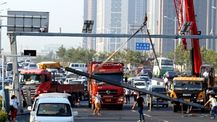 城市道路防止货车超高碰撞事故，雷达探测器更精准，及时报警！