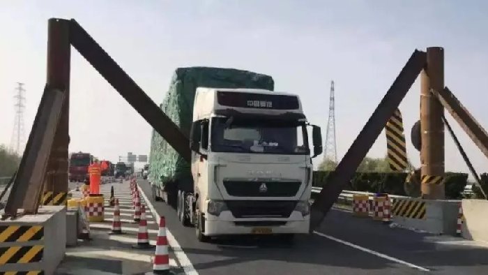 铁跨公立交桥涵及限高防护架，碰撞超高预警系统的创新应用！