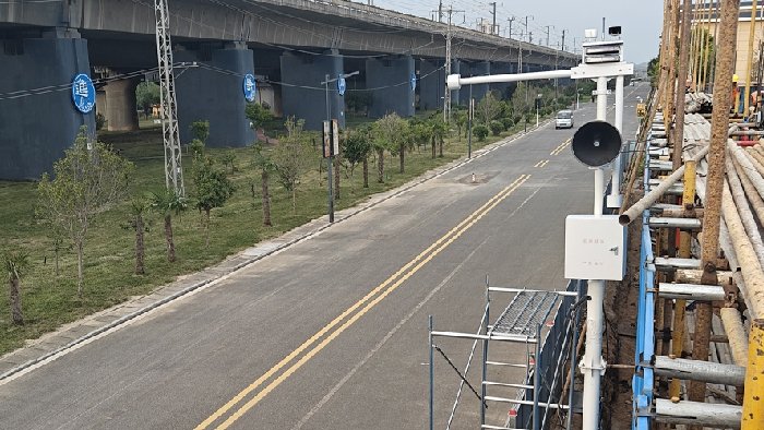 铁路大型工地施工，需要防范机械臂入侵轨道线，可安装这个雷达
