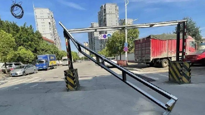 铁跨公立交桥限高架，被货车碰撞造成交通拥堵，采用这套系统防范