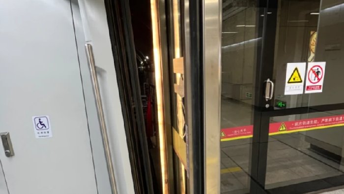 乘客手被高铁门夹住，预防此类夹人事故发生，可采用激光探测器！