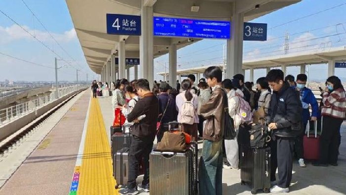 春运期间人流量大，防止乘客入侵站台端部区域，布设入侵报警雷达