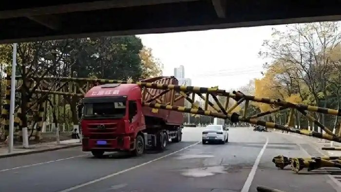 广西某地安装超高车辆碰撞报警系统，保障铁跨公立交桥安全！