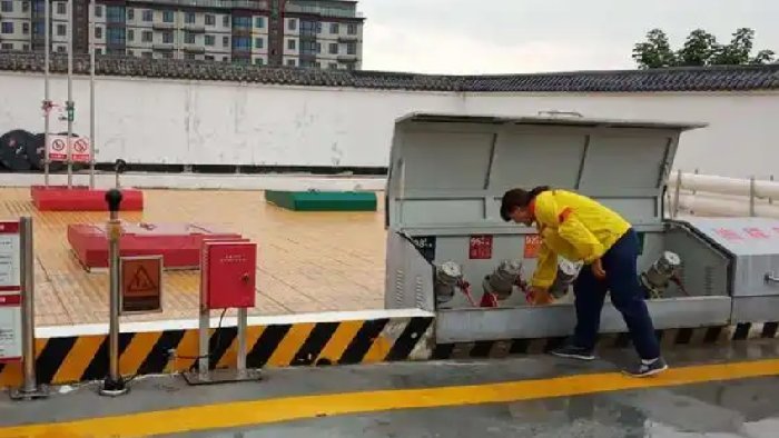 针对加油站偷盗入侵事故，可以布设入侵报警系统，防范破坏行为！
