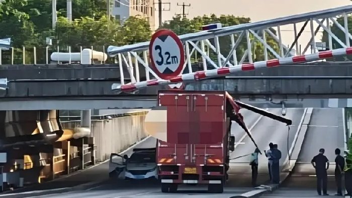 铁跨公立交桥涵需要防范超高车辆，避免碰撞，采用超高预报警系统