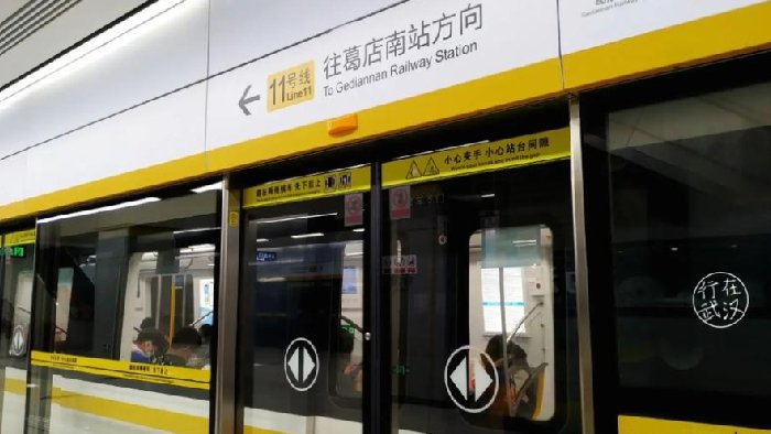 地铁屏蔽门与列车之间，空隙容易夹伤乘客，安装探测器可避免！