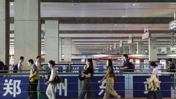 五一期间铁路人流量大，防止乘客越过安全黄线，安装站台升降围栏
