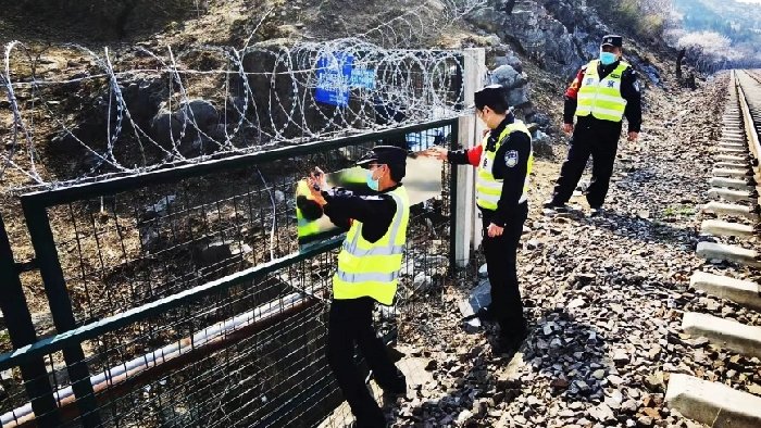 村民违规穿越铁路，易发生安全事故，安装入侵报警设备保障运行！