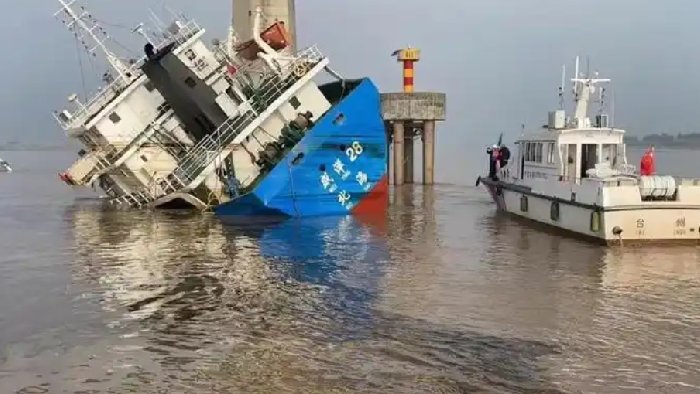 超高货船撞上桥梁，导致桥梁受损人员受伤，建议安装超高激光对射