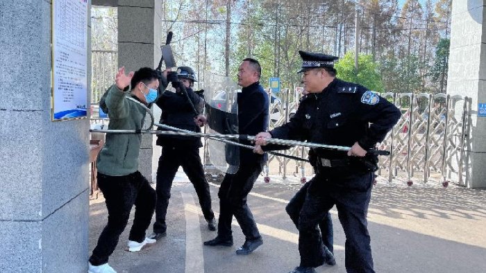 智慧安防守护校园，围墙智能防入侵报警系统，防止翻越入侵行为！