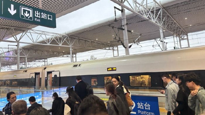 科技赋能安全出行，飞天光电站台越线防护系统，让候车安心无忧！