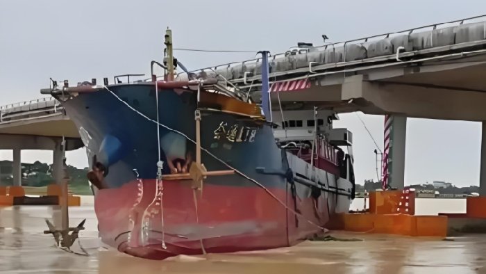 预防超高船舶撞桥，采用激光探测器进行防护，及时报警劝阻停下！
