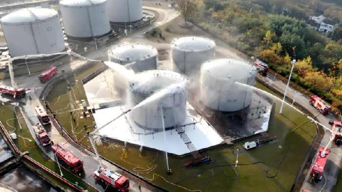 石化园区的＂隐形防线＂，防爆型激光入侵探测器，防止入侵破坏行为